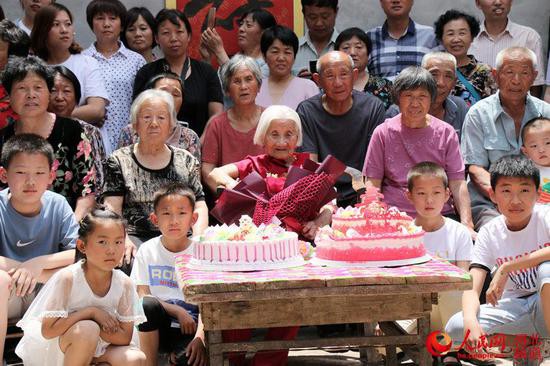 五代168口同堂共祝103岁老人生日 最小玄孙和老人年龄差一个世纪