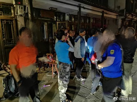 驴友走散被困山中 60名驴友登山探险走散被困山中 目前已全部获救