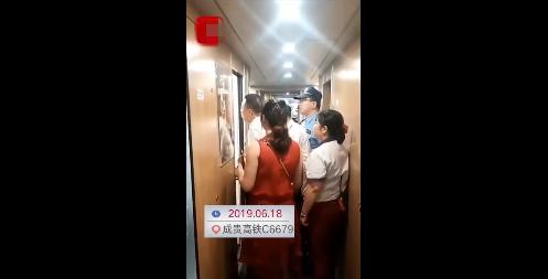 动车吸烟车速骤降 17岁女大学生在动车吸烟导致车速骤降被罚600