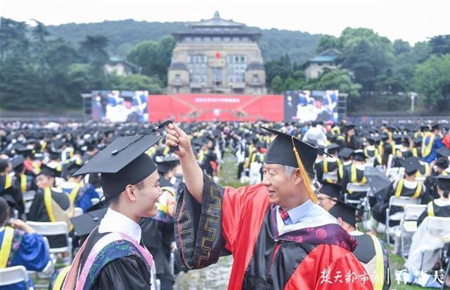 武汉大学雨中举行毕业典礼 大雨挡不住大家的热情