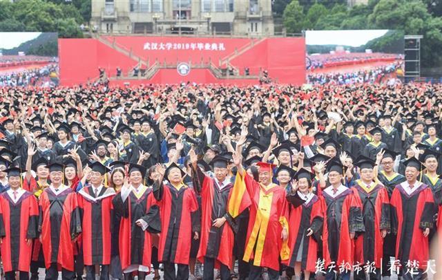 武汉大学雨中举行毕业典礼 大雨挡不住大家的热情