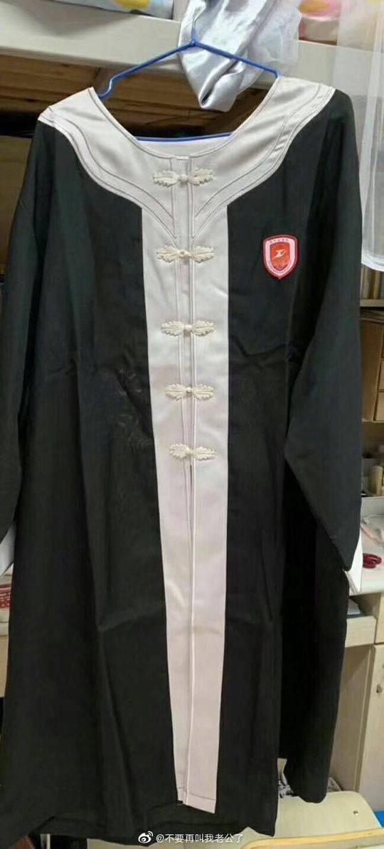 学位服像寿衣 西式学位服加入中式元素惹争议