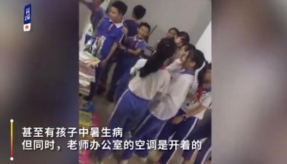 学生光膀子午休 校方表示明年修好空调