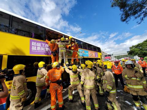 香港两巴士相撞 事发时相撞约三次