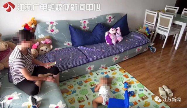 保姆殴打两岁男童 孩子尿裤子被鞋底打脸三分钟