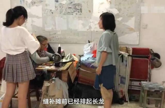 军训服蹲下就崩线 给学生提供好一些材料的服装有多难？