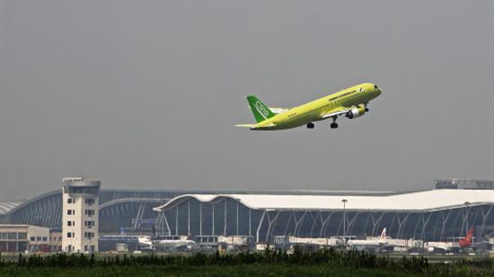 C919天秀画月饼 迎中秋中国大飞机在空中画月饼