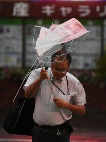 台风法茜袭击日本 雨风