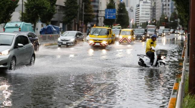 台风法茜袭击日本 雨风