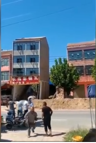 当事人回应4层楼房突然坍塌 怪邻居建房把地基挖得太深